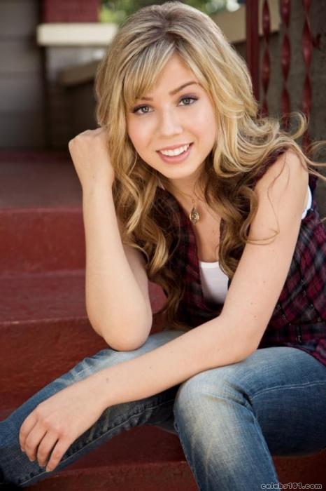 Jennette McCurdy is pretty hot