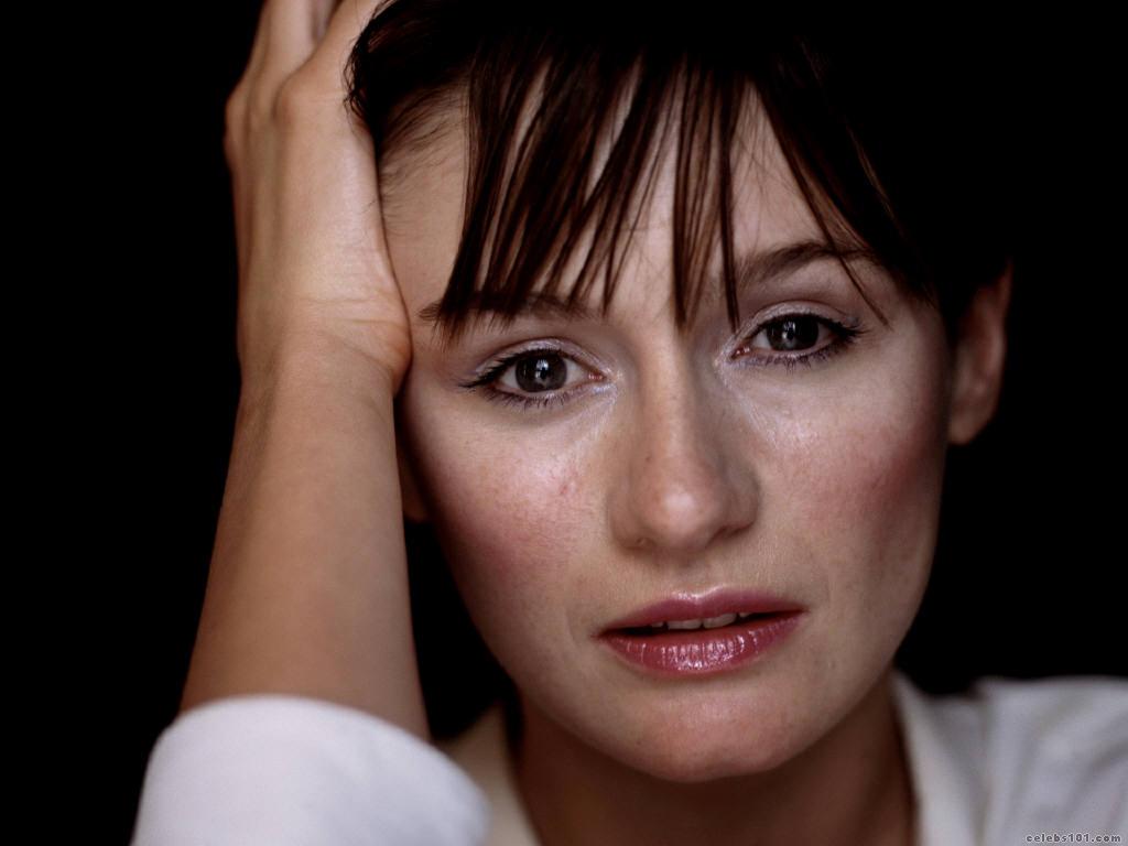 Emily Mortimer's Blonde Hair Evolution: From Natural to Platinum - wide 7